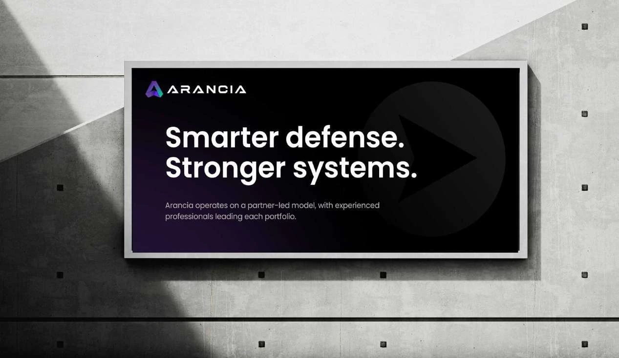 Arancia landscape signage mockup with a gradient origami logo on a concrete wall.
